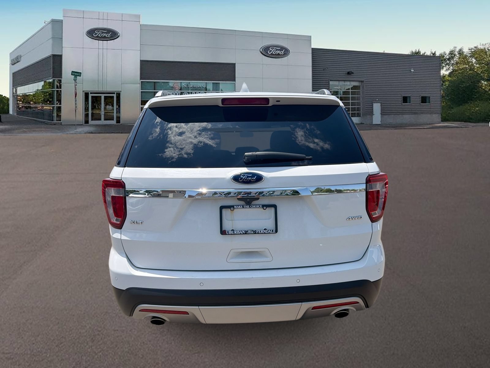 Used 2017 Ford Explorer XLT w/ Equipment Group 202A AWD/4WD image 8