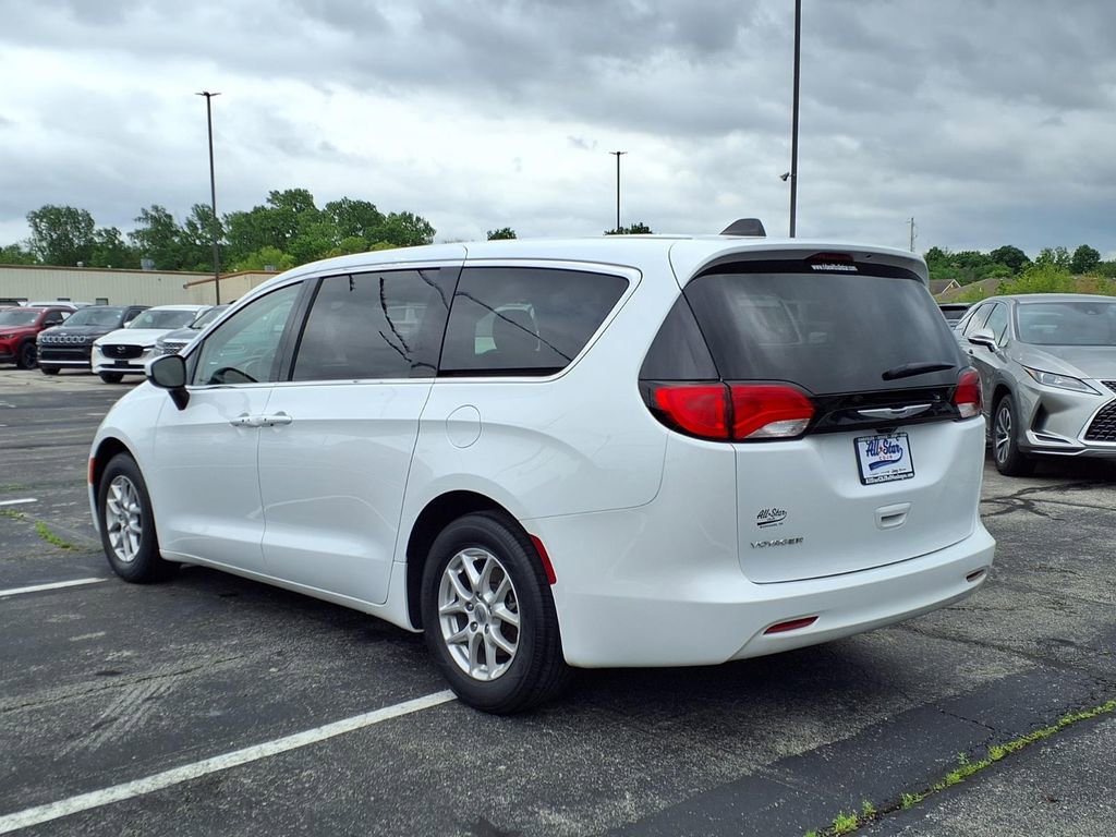 Used 2023 Chrysler Voyager LX FWD image 5