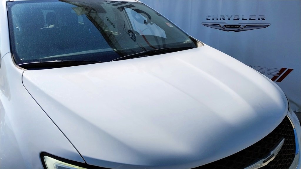 Used 2021 Chrysler Pacifica Touring-L image 4