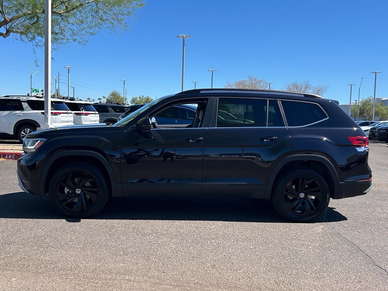 Used 2023 Volkswagen Atlas SE w/ Black Wheel Package AWD/4WD image 3