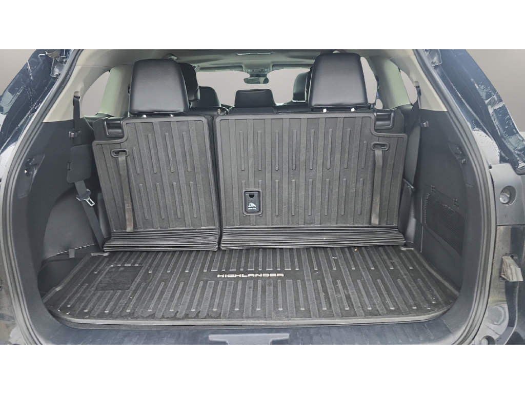 Used 2021 Toyota Highlander XLE AWD/4WD image 29