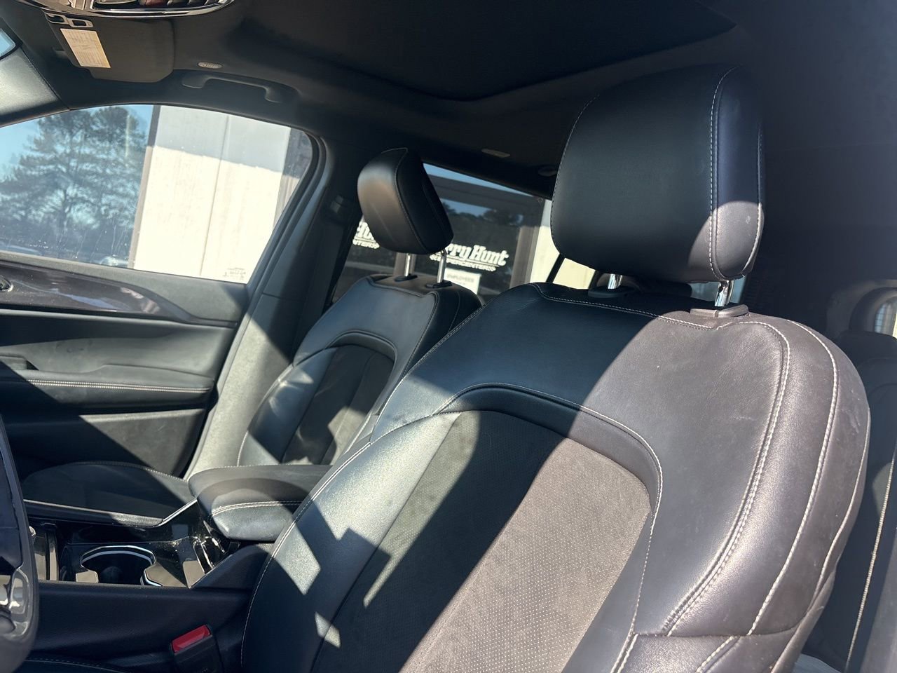 Used 2023 Jeep Grand Cherokee L Laredo image 3