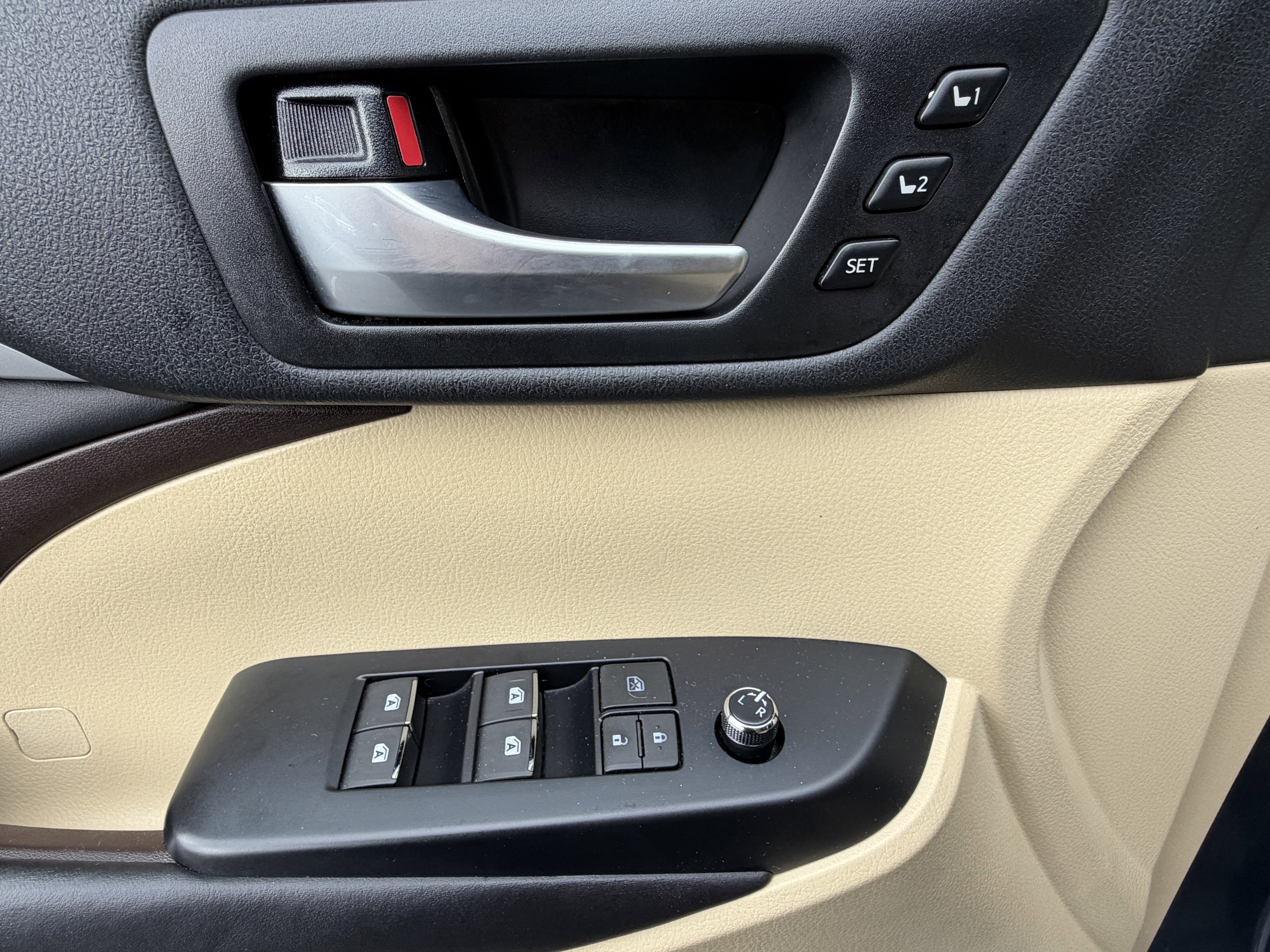Used 2017 Toyota Highlander Limited Platinum FWD image 14