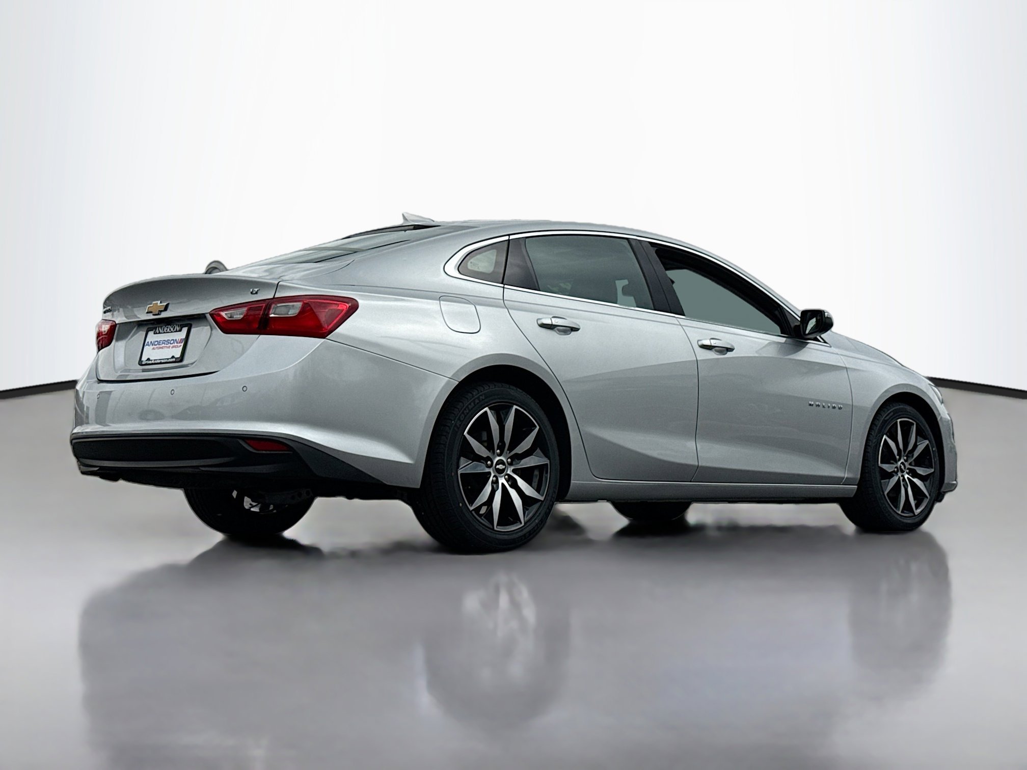 Used 2017 Chevrolet Malibu LT w/ Leather Package FWD image 2