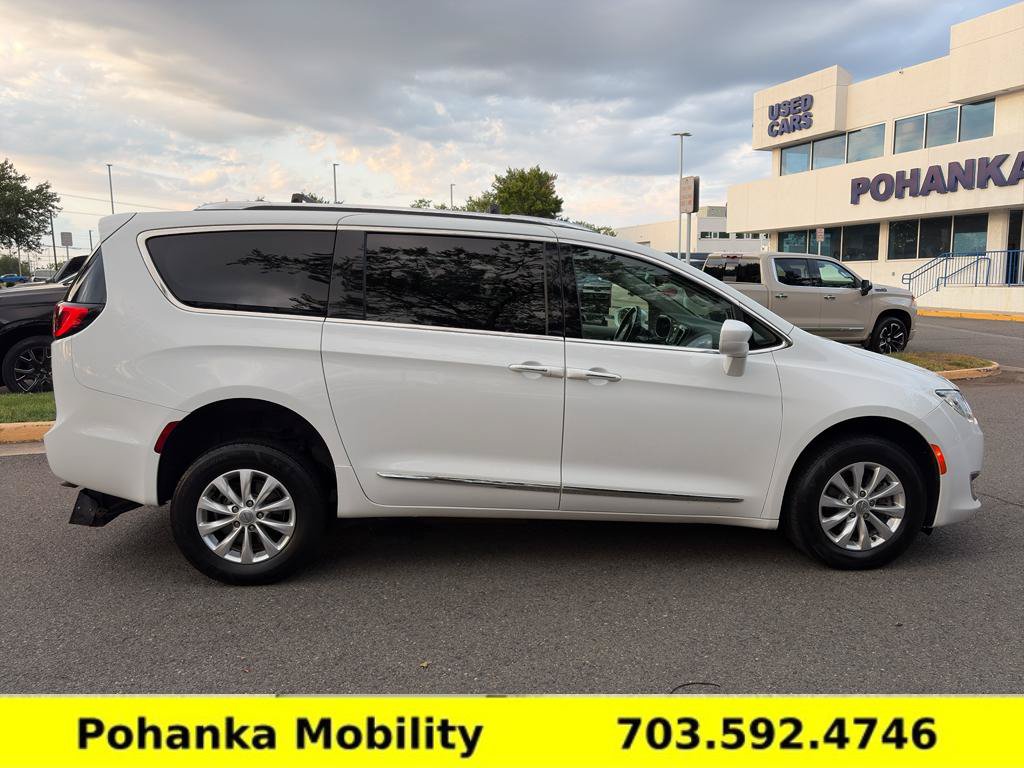 Used 2018 Chrysler Pacifica Touring-L FWD image 12