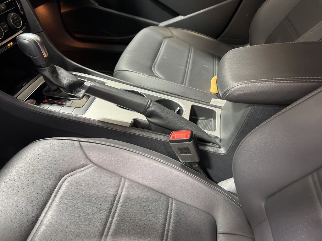 Used 2022 Volkswagen Passat 2.0T R-Line image 31