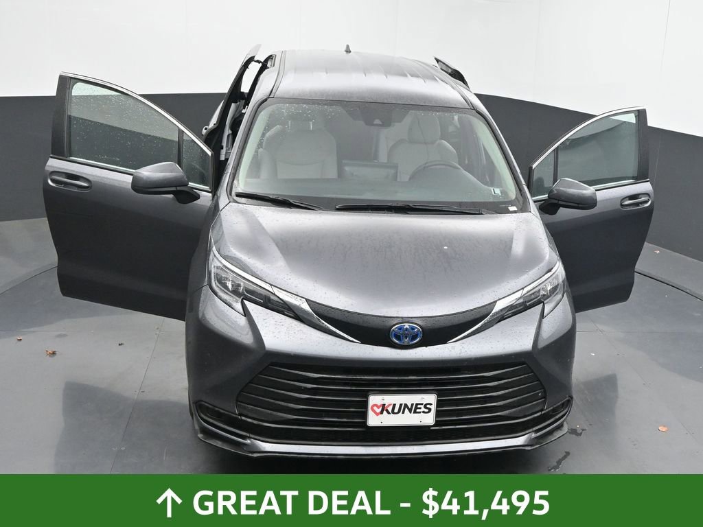 Used 2025 Toyota Sienna LE image 60