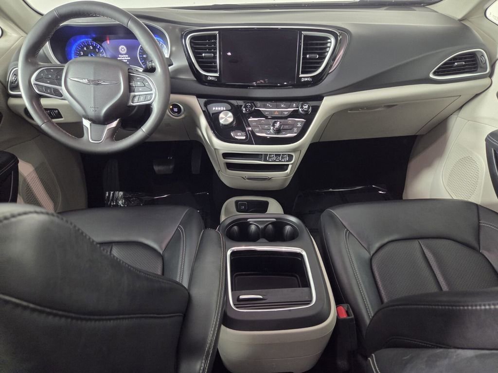 Used 2023 Chrysler Pacifica Touring-L FWD image 25