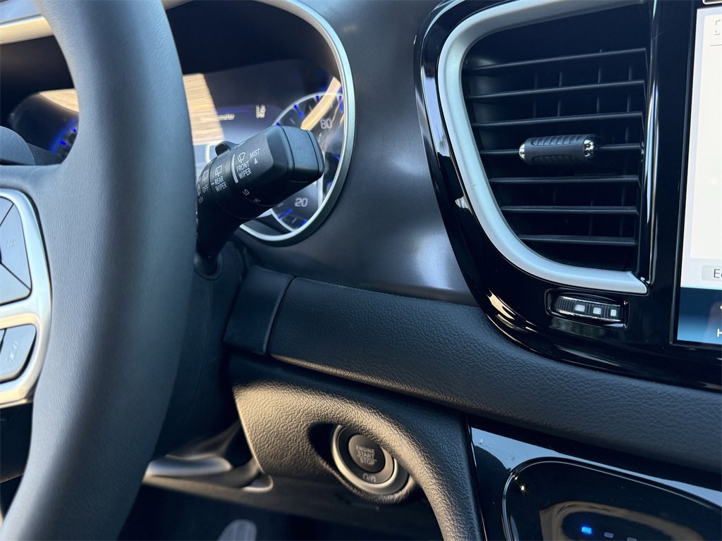 Used 2025 Chrysler Pacifica Select image 24