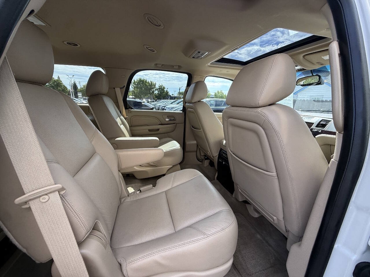 Used 2014 Cadillac Escalade Luxury AWD/4WD image 25