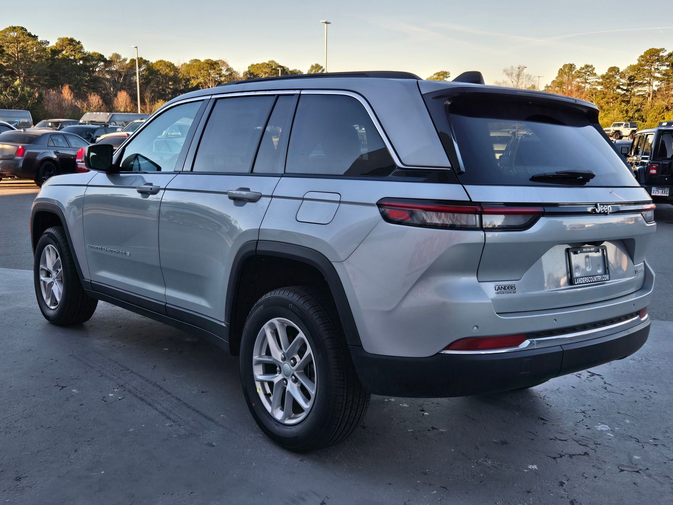 New 2025 Jeep Grand Cherokee Laredo image 5