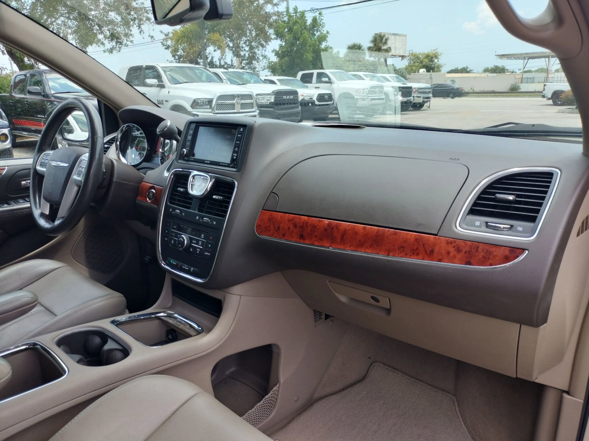 Used 2014 Chrysler Town & Country Touring-L w/ Driver Convenience Group FWD image 16