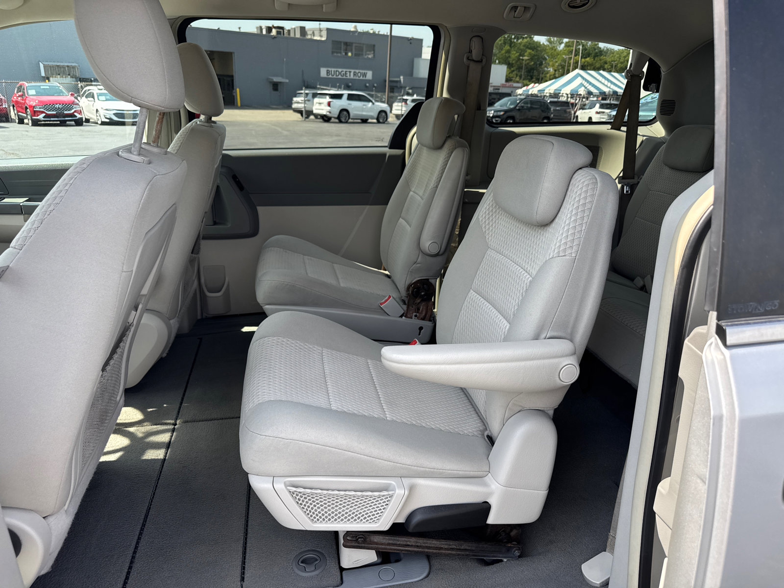 Used 2009 Chrysler Town & Country LX image 7