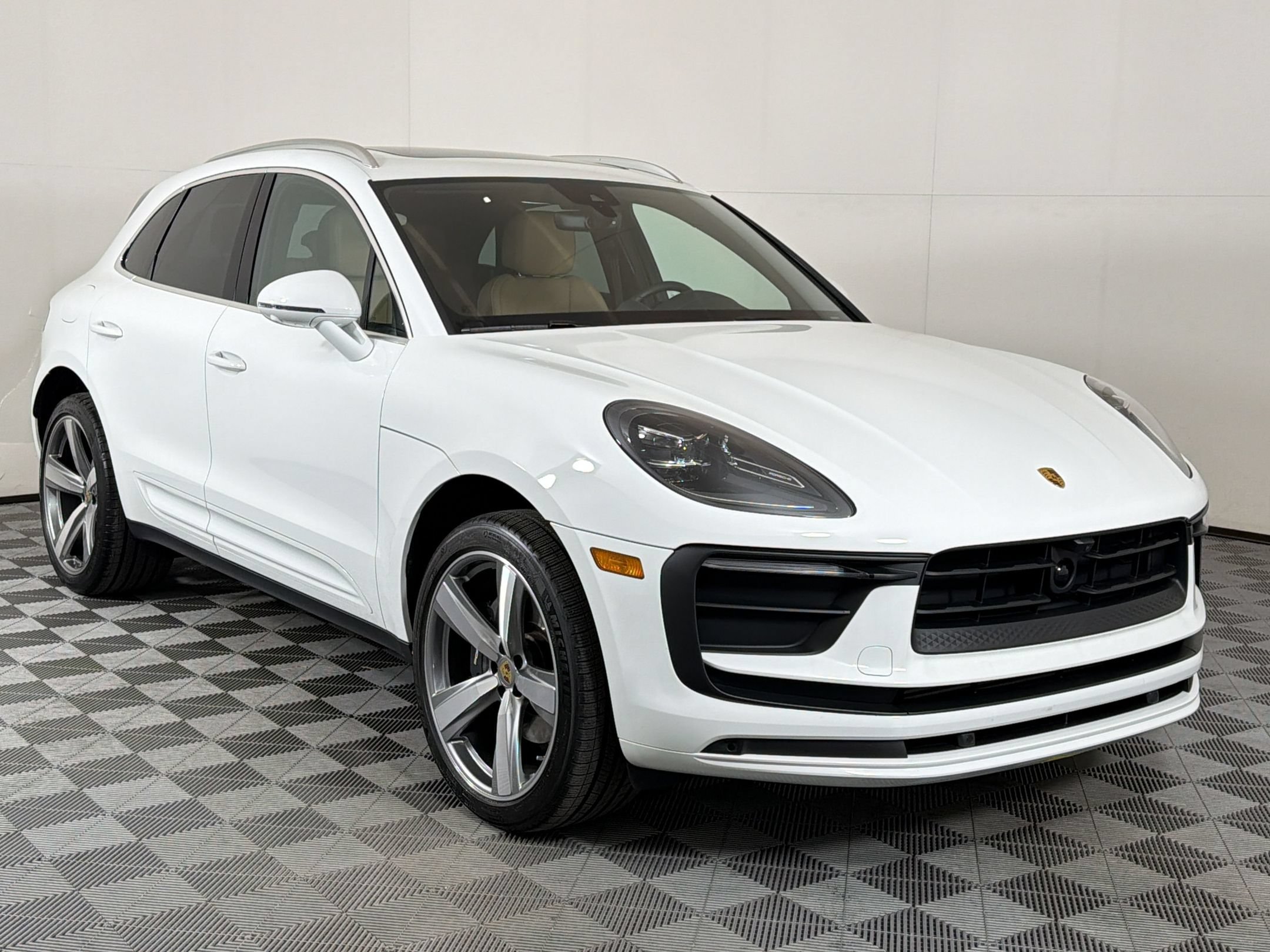 Certified 2025 Porsche Macan AWD/4WD image 8