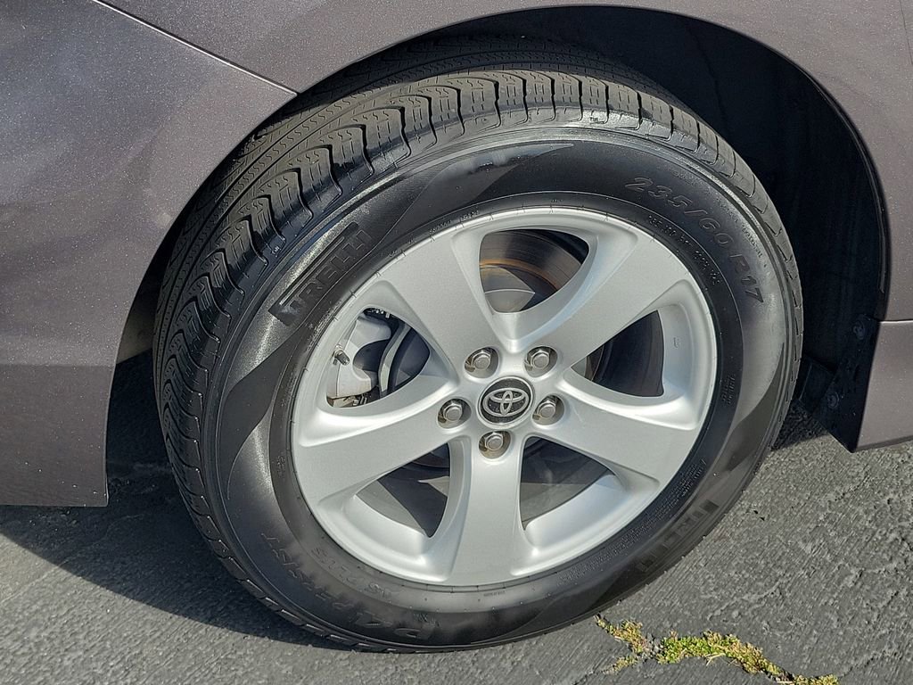 Used 2020 Toyota Sienna L w/ Carpet Mat Package image 25
