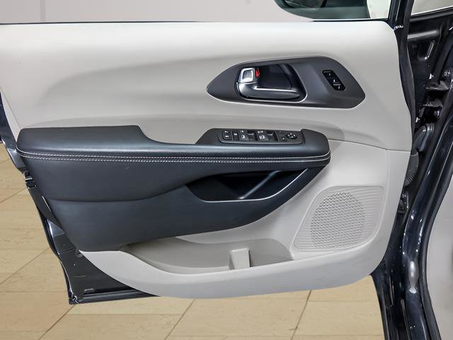 Used 2023 Chrysler Pacifica Touring-L image 23