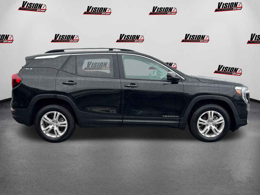 Used 2022 GMC Terrain SLE w/ Driver Convenience Package image 4