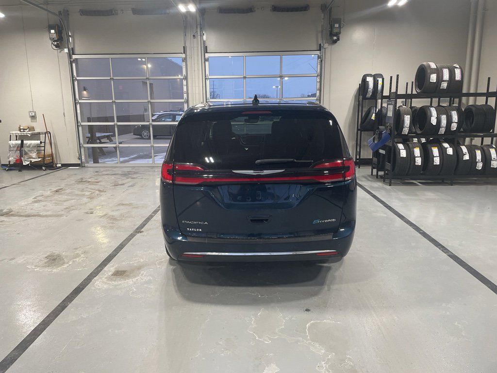 Used 2023 Chrysler Pacifica Touring-L w/ Uconnect Theater Family Group image 4