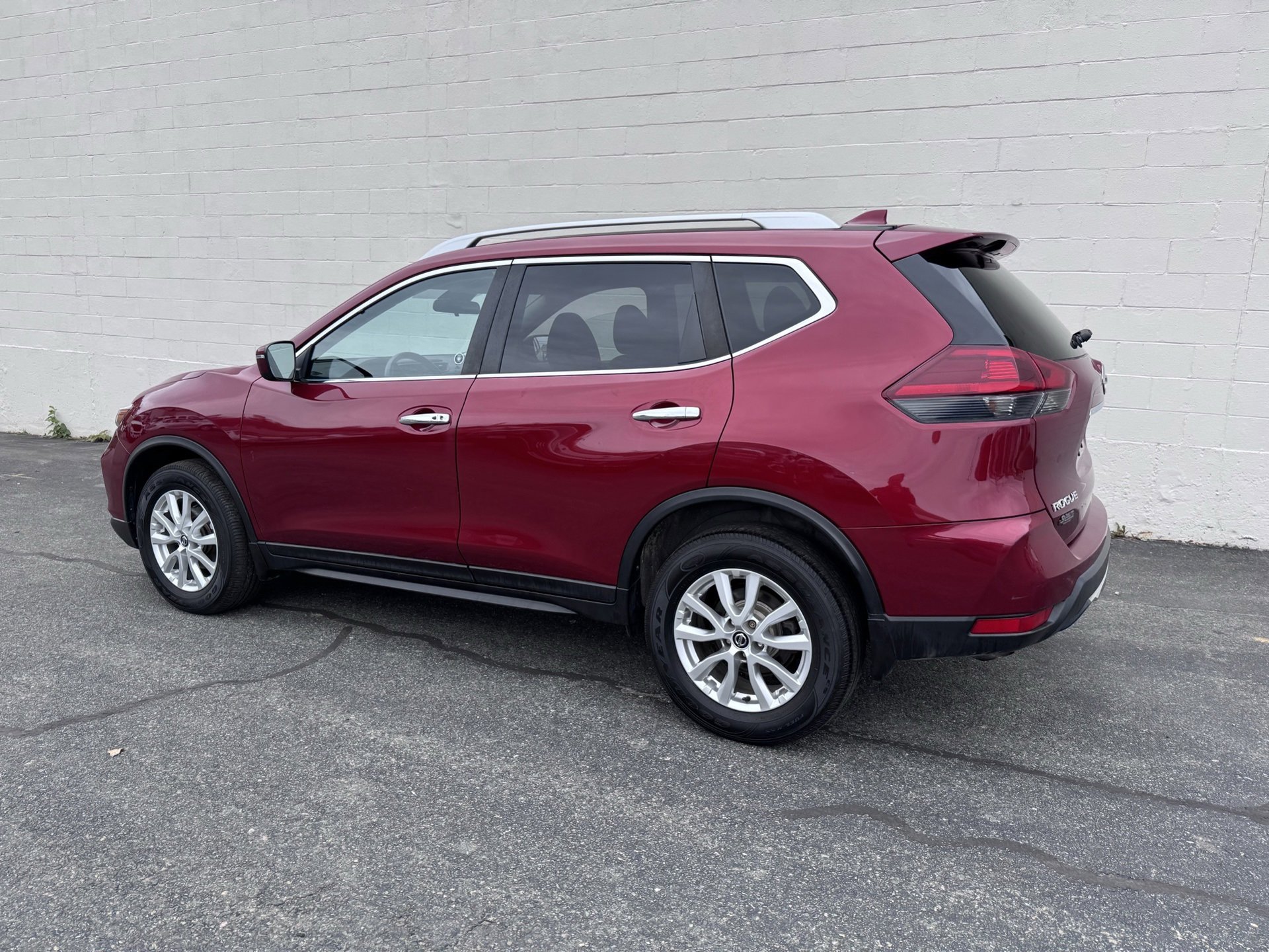 Used 2020 Nissan Rogue SV image 3