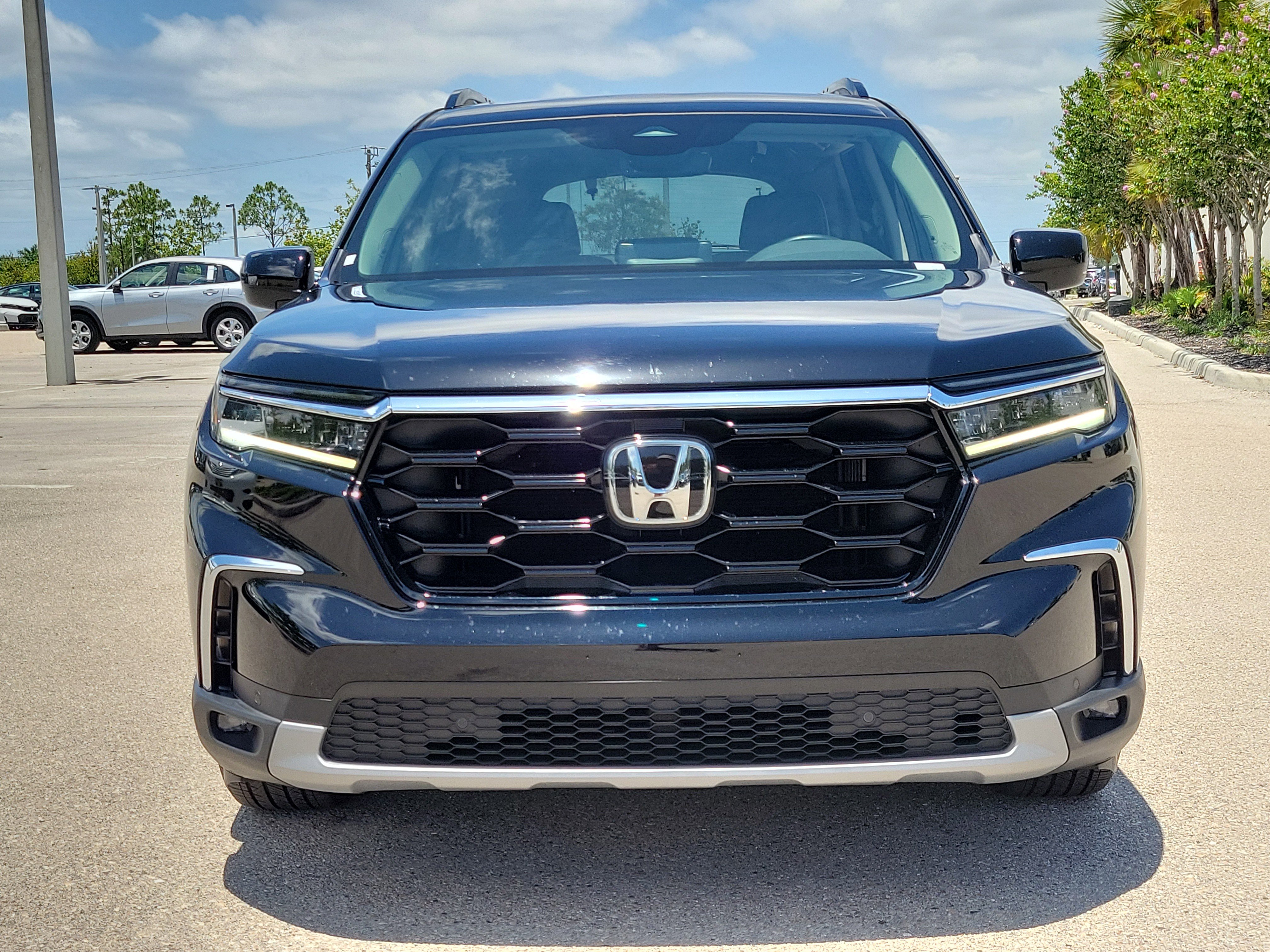 Used 2025 Honda Pilot Touring image 2