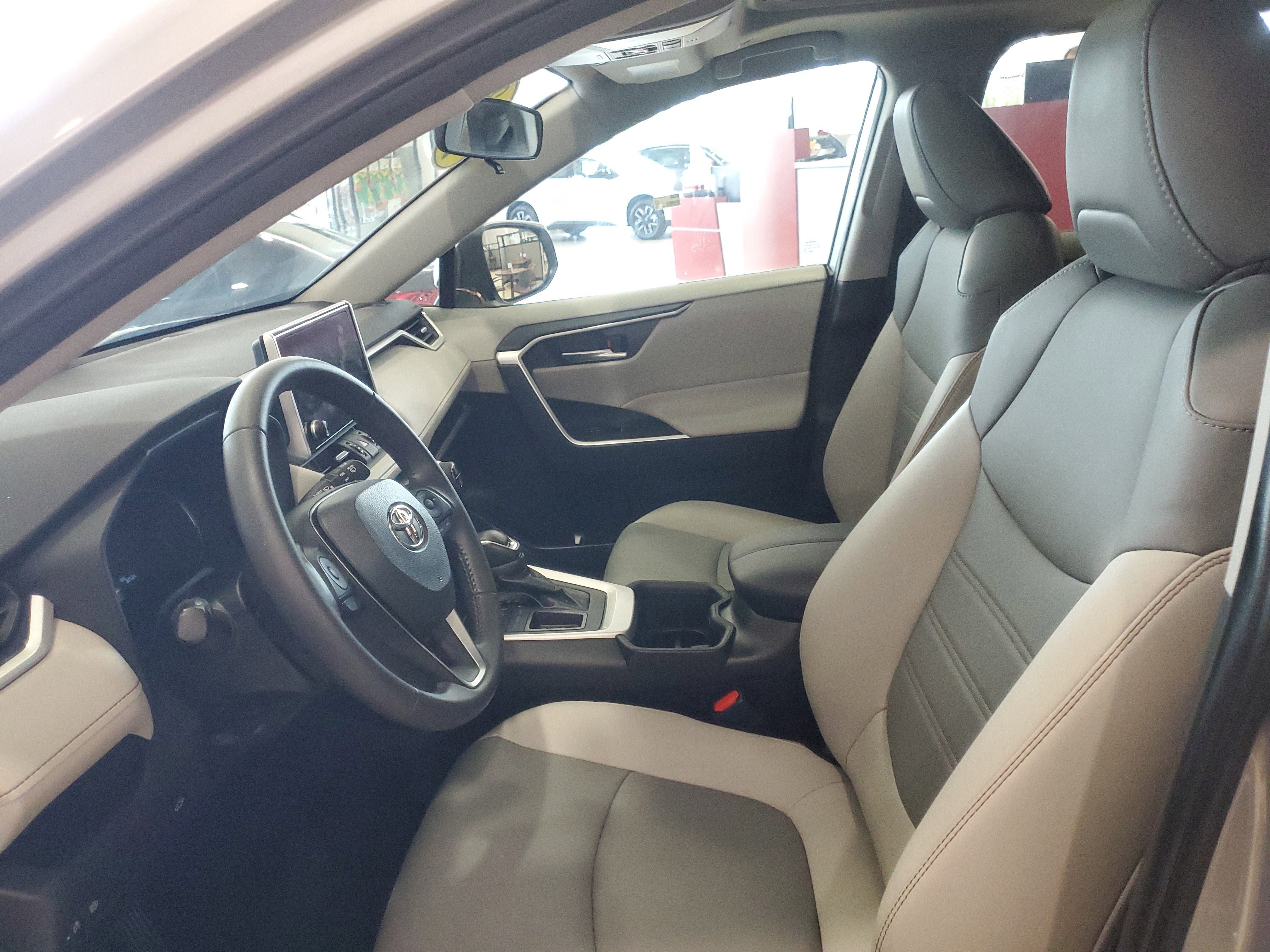 Used 2023 Toyota RAV4 XLE Premium image 13