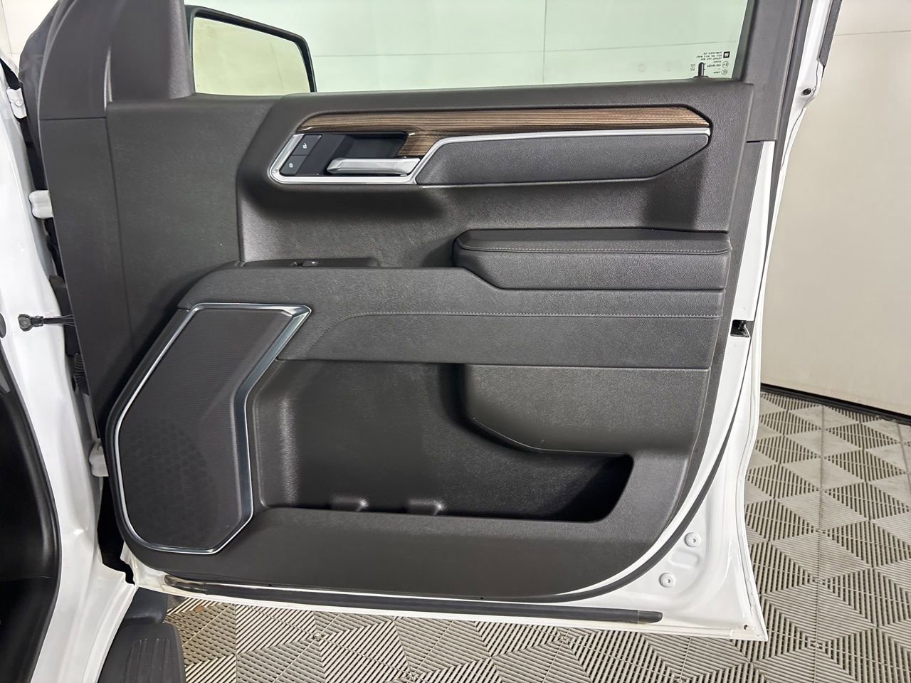 Used 2025 Chevrolet Silverado 1500 LT image 26