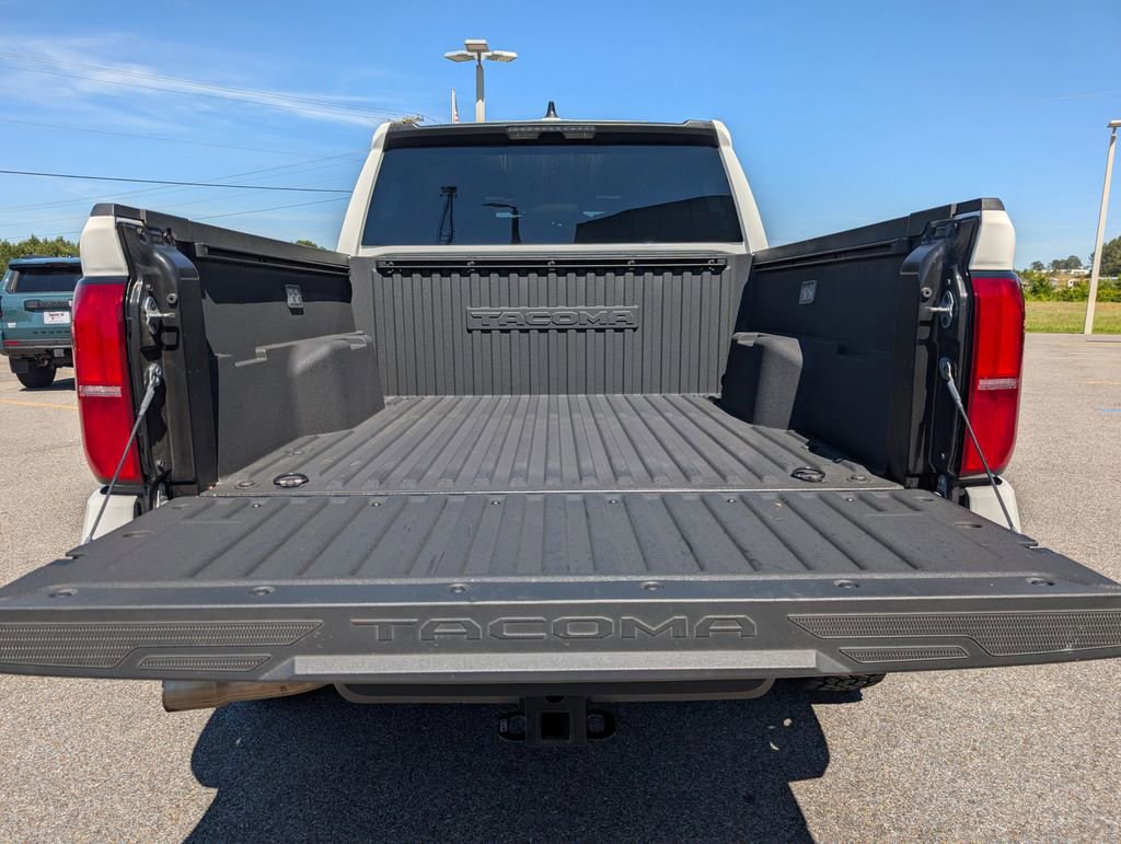 Used 2025 Toyota Tacoma SR5 AWD/4WD image 29