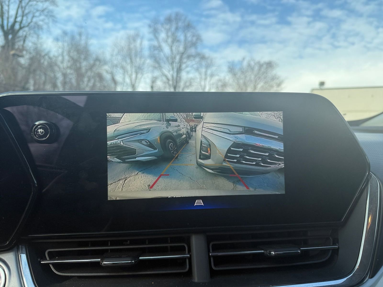 Used 2025 Chevrolet Trax LT w/ LT Convenience Package image 17