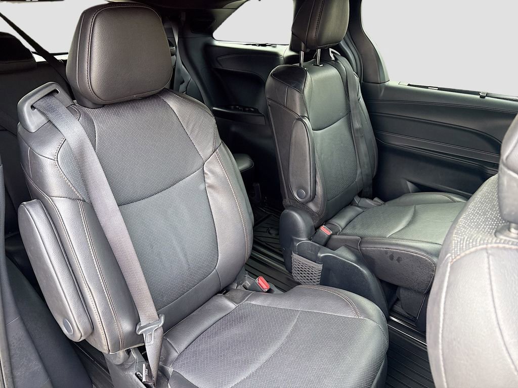 Used 2025 Toyota Sienna Limited image 30