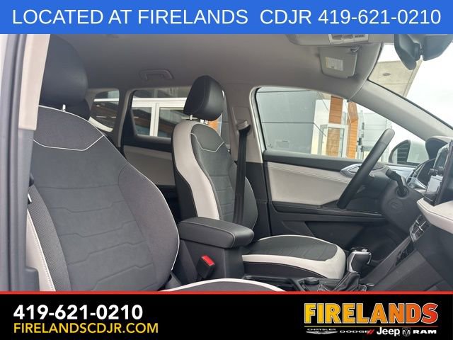 Used 2025 Volkswagen Taos SE AWD/4WD image 14