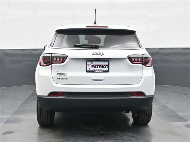 Used 2025 Jeep Compass Sport image 3