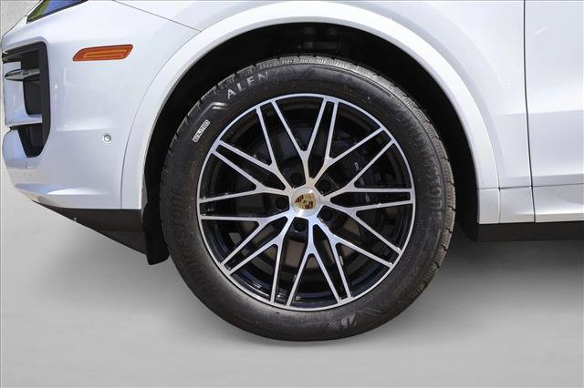 Used 2024 Porsche Cayenne AWD/4WD image 9
