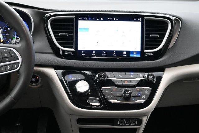Used 2024 Chrysler Pacifica Touring-L FWD image 9