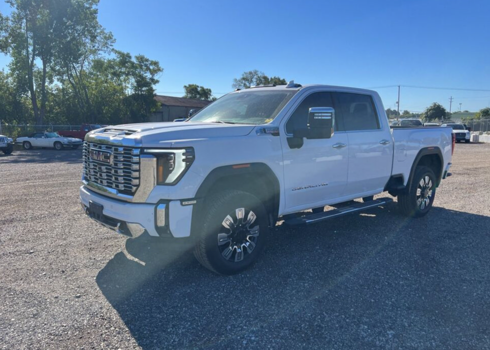 Used 2024 GMC Sierra 2500 Denali AWD/4WD image 2