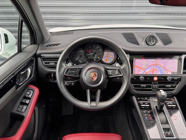 Certified 2025 Porsche Macan AWD/4WD image 19