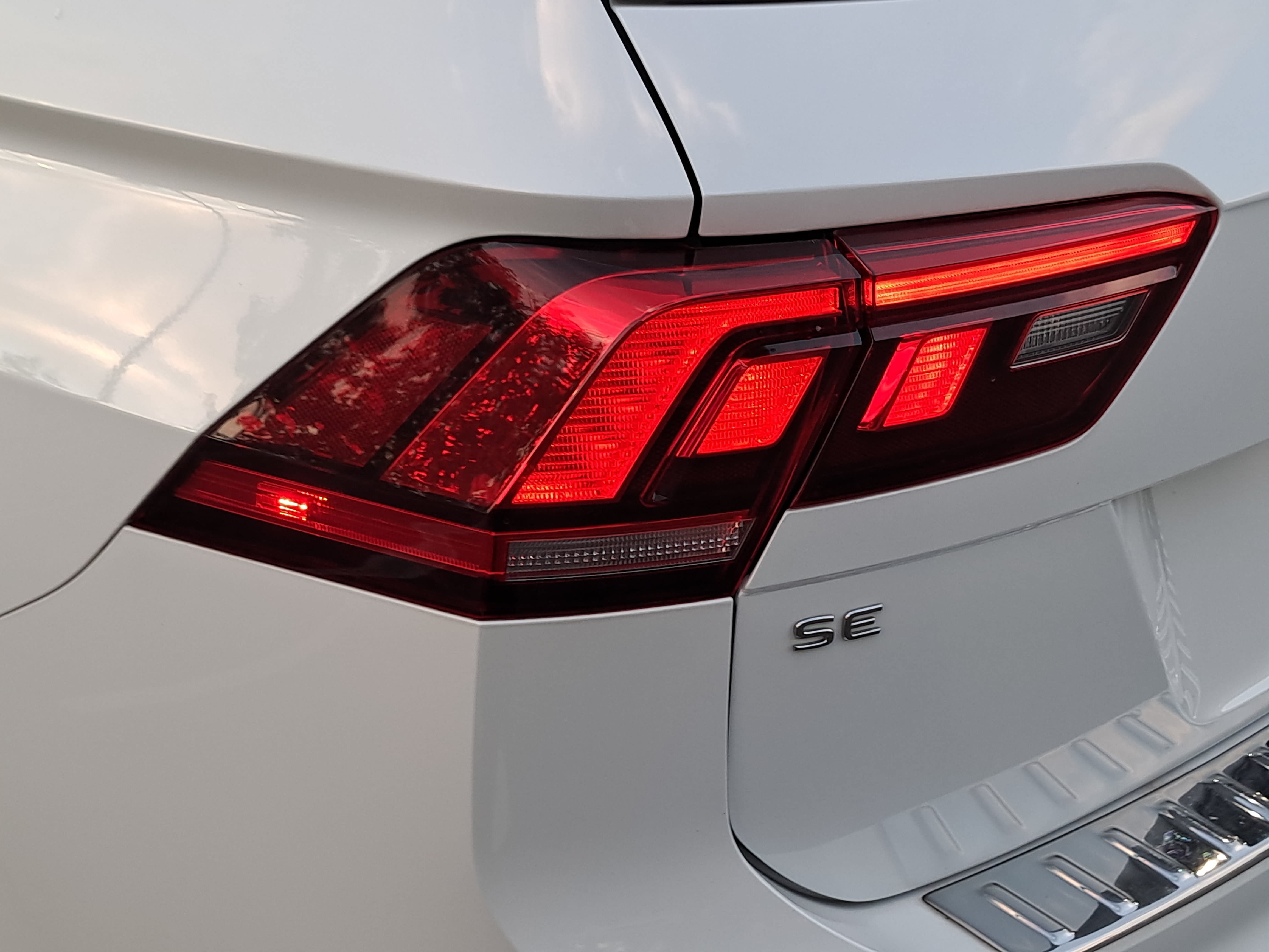 Certified 2022 Volkswagen Tiguan SE R-Line AWD/4WD image 36