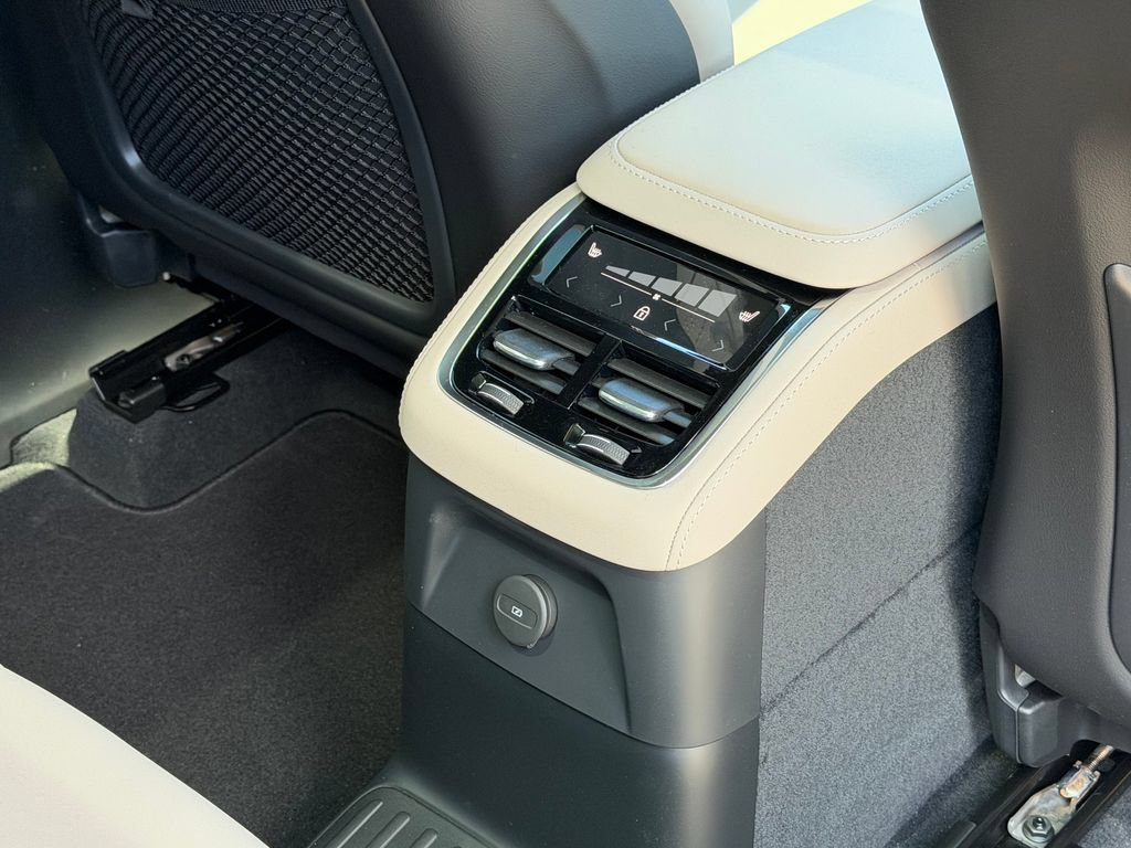 New 2026 Volvo XC90 T8 Plus AWD/4WD image 12