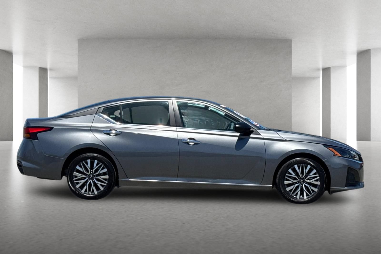 Used 2025 Nissan Altima 2.5 SV FWD image 3