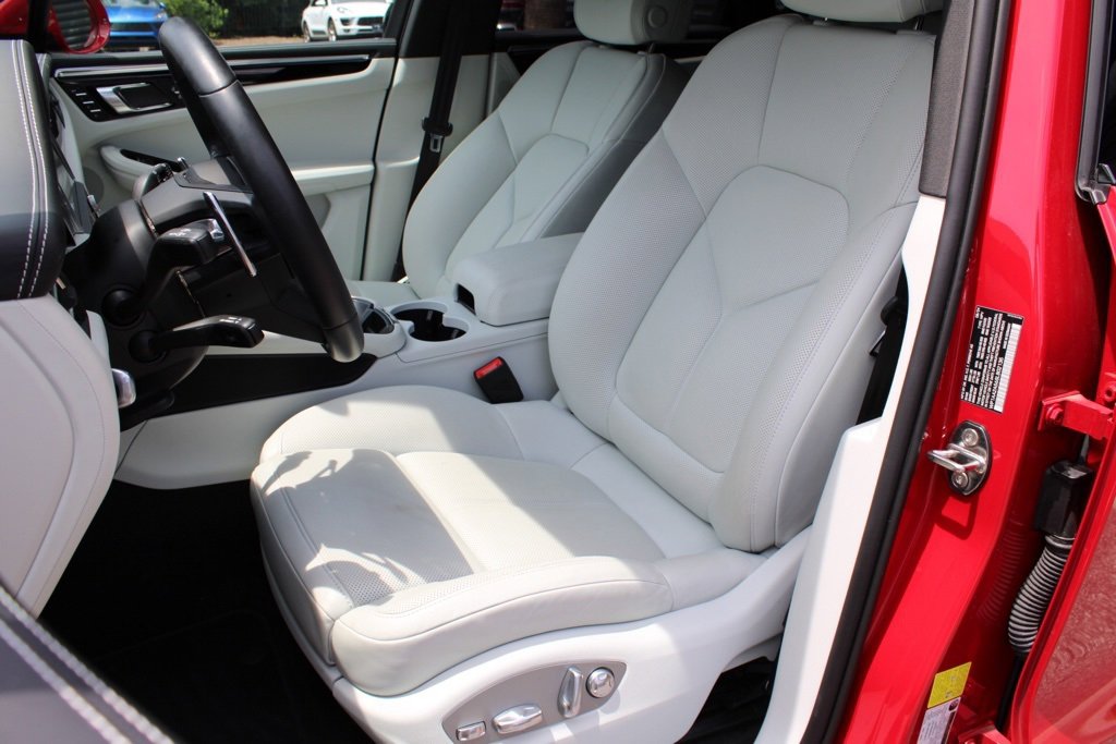 Used 2025 Porsche Macan image 5