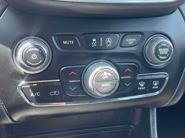 Used 2023 Jeep Cherokee Trailhawk w/ Trailer Tow Group AWD/4WD image 18