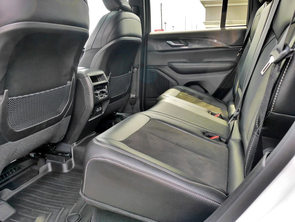 Used 2023 Jeep Grand Cherokee Altitude image 19