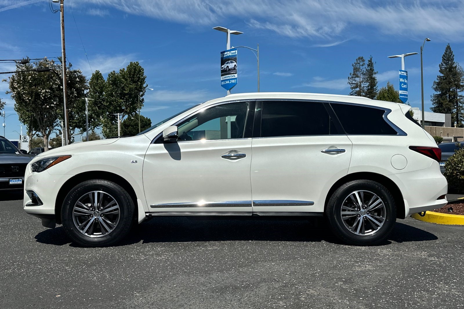 Used 2019 INFINITI QX60 Luxe w/ Essential Package AWD/4WD image 2