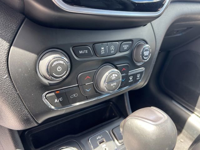 Used 2019 Jeep Cherokee Limited AWD/4WD image 16