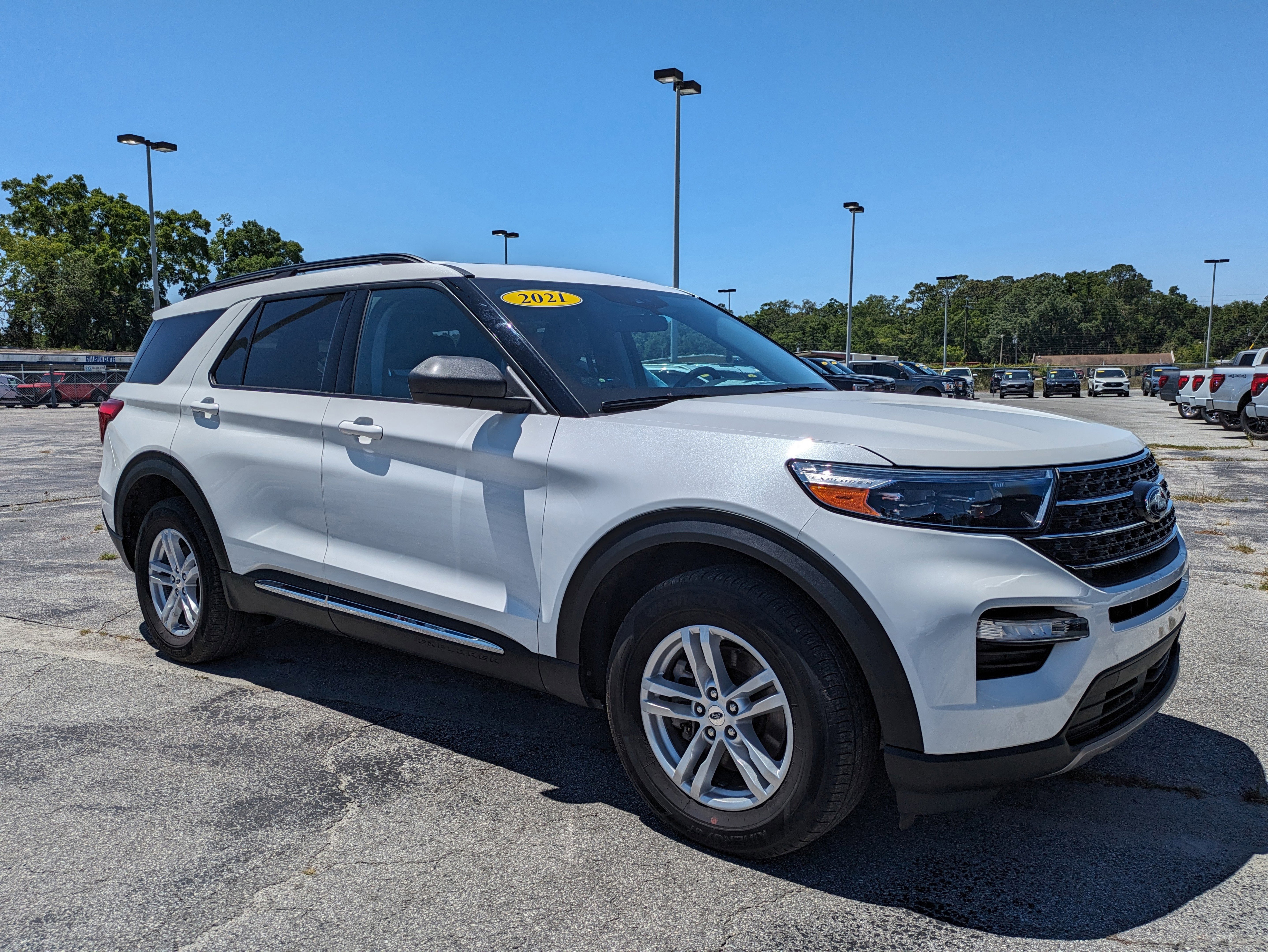 Certified 2021 Ford Explorer XLT w/ Equipment Group 202A AWD/4WD image 2