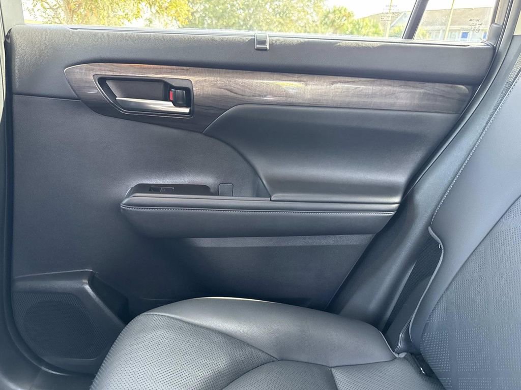 Used 2021 Toyota Highlander Platinum image 20