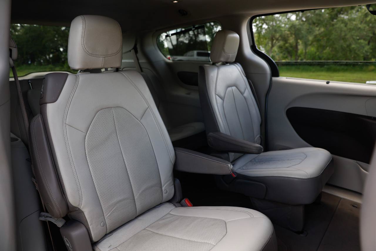 Used 2018 Chrysler Pacifica Touring-L FWD image 14
