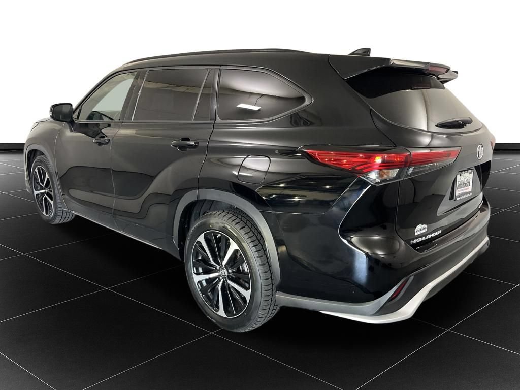 Used 2021 Toyota Highlander XSE AWD/4WD image 3