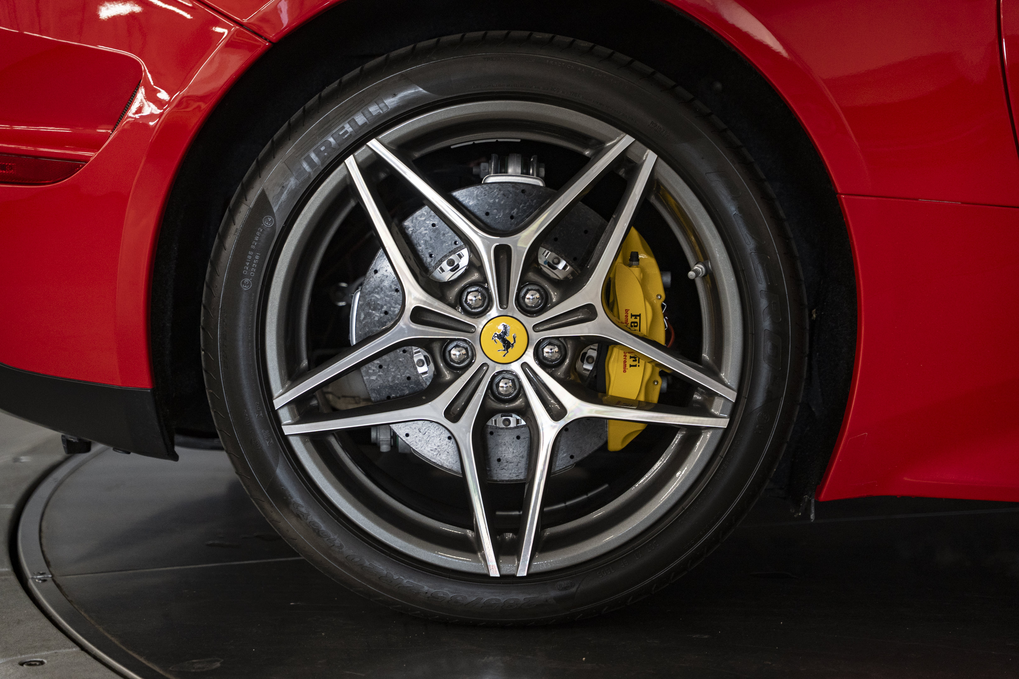 Used 2016 Ferrari California T RWD image 14
