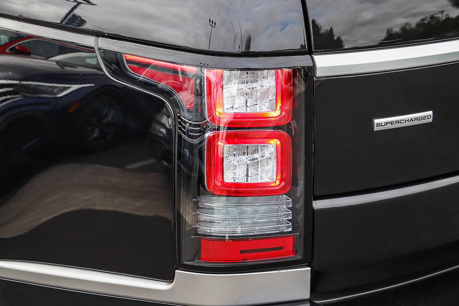 Used 2016 Land Rover Range Rover Supercharged AWD/4WD image 9