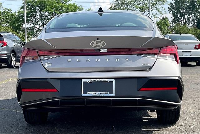 New 2025 Hyundai Elantra Limited image 4